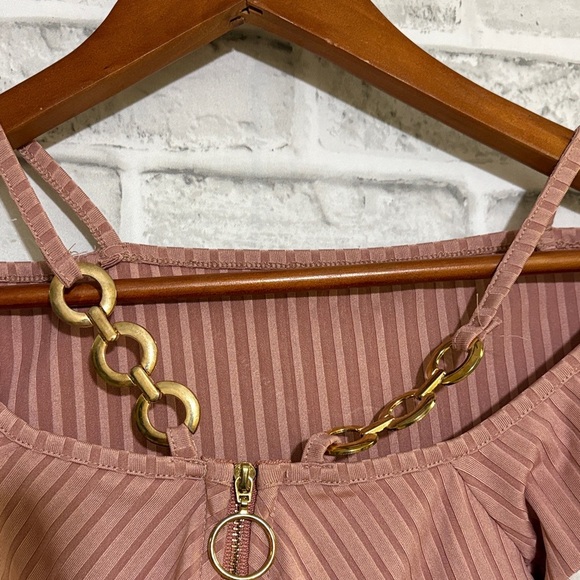 SHEIN pink and white Off-Shoulder Blouse, medium, gold ring straps - Picture 4 of 7